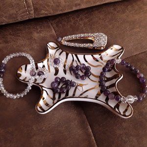 2 bracelets amethyst,  2 p/ earrings, barrel and  decorative tray.